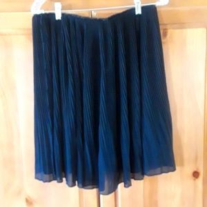 Torrid size 0 (14/16) in womens softly pleated lined skirt